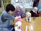 誕生会で飾るお花を作っています…!薄いお花紙を1枚1枚広げるのに、入居者様も職員も少し苦戦中です…(>_<)