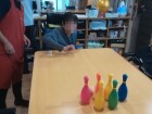 テーブル上で行うボーリングの様子です(`·ω·´) ストライクを狙いましょう!