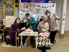 皆さんで誕生日の方のお祝いをしました!おめでとうございます!